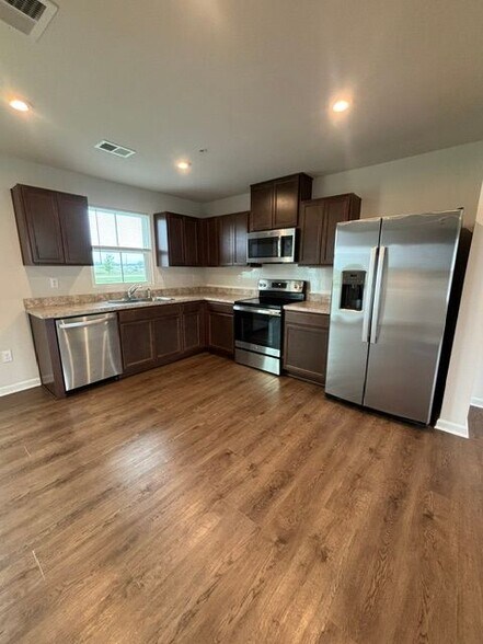 Building Photo - 62 Rose Gln Ct