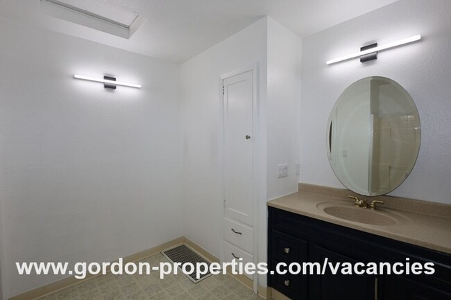 Building Photo - Saint Helens OR - upstairs flat 2 bedroom ...