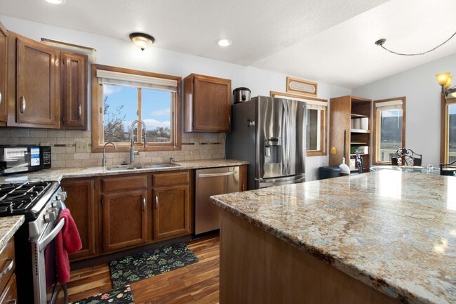 Building Photo - Enjoy Modern Comfort in This Beautiful Home!