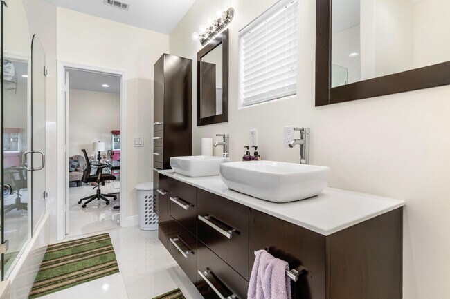 Building Photo - 1500 NE 4th Ct