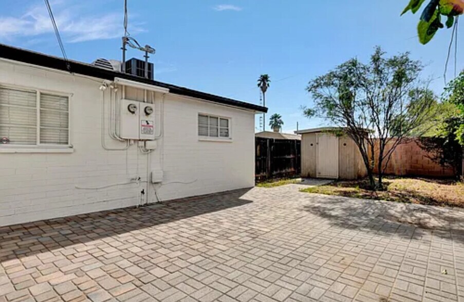 Building Photo - 2715 E Oak St