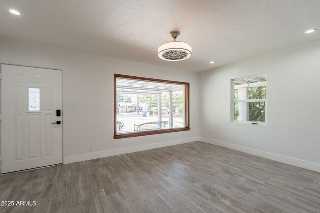 Building Photo - 1116 E Fern Dr N