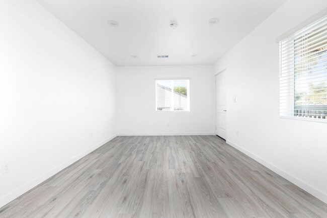 Building Photo - 835-837 W 3rd Ave