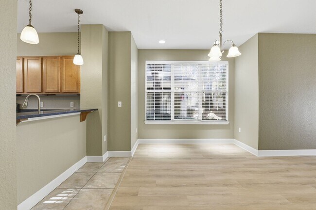 Building Photo - Conveniently located condo in Grantwood