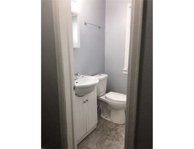 Building Photo - Renovated 2 bdr/1 bath duplex across from ...