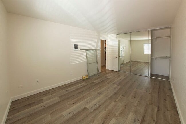 Building Photo - 2BR/1BA Clairemont Condo Freshly Painted, New Vinyl Plank Flooring Throughout Patio, 1 Parking Space