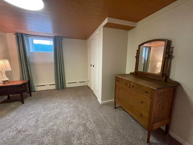 Building Photo - Spacious Garden-Level Studio in Prime Trav...