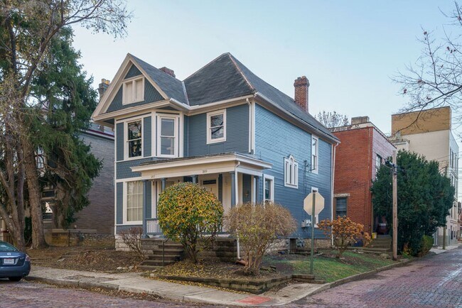 Building Photo - 207 W Hubbard Ave