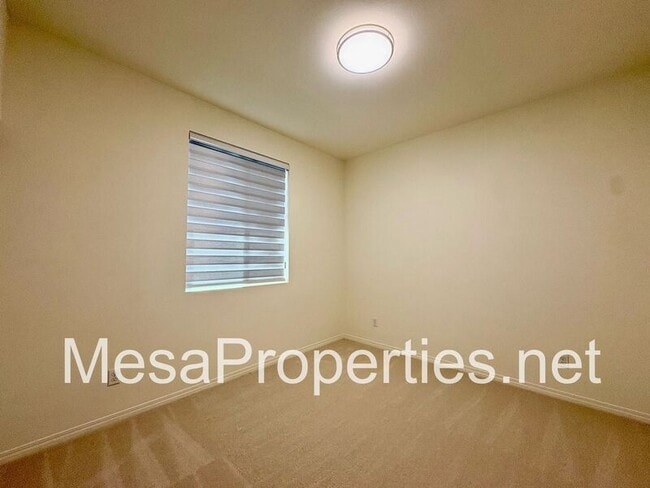 Building Photo - 3244 E Yellowstone Dr