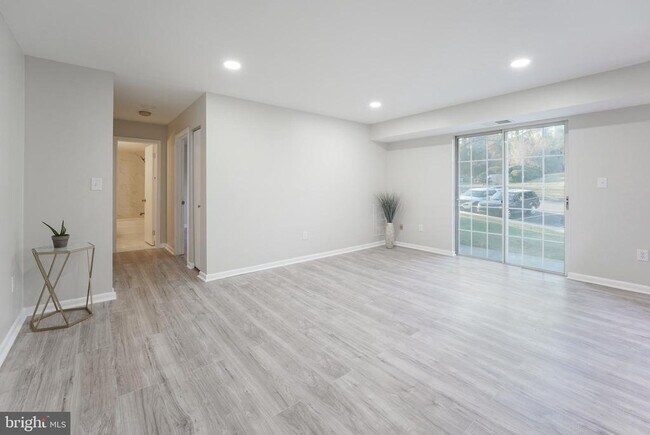 Building Photo - 1521 Colonial Dr
