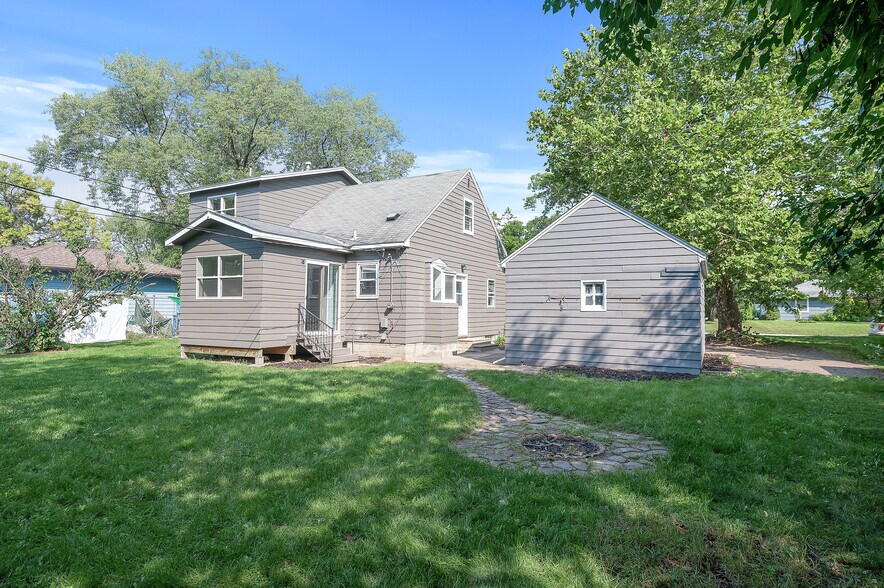 Building Photo - 6107 Bryant Ave N