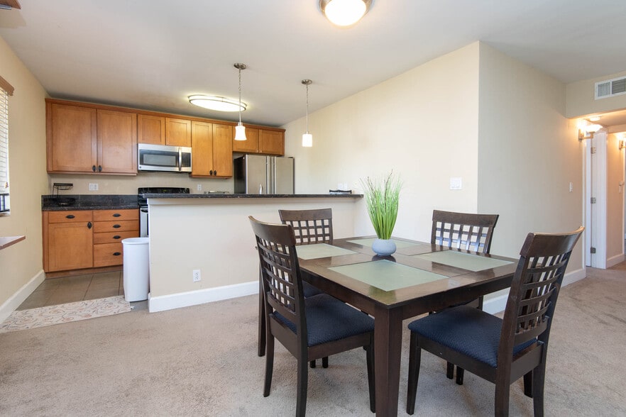 Building Photo - 10982 Roebling Ave