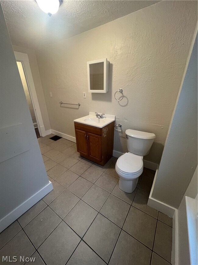 Building Photo - 716 Grace Ave