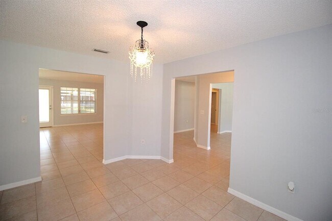 Building Photo - 12 Round Table Ln