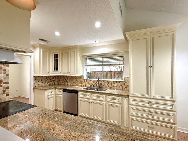 Building Photo - 6927 Windy Pines Dr