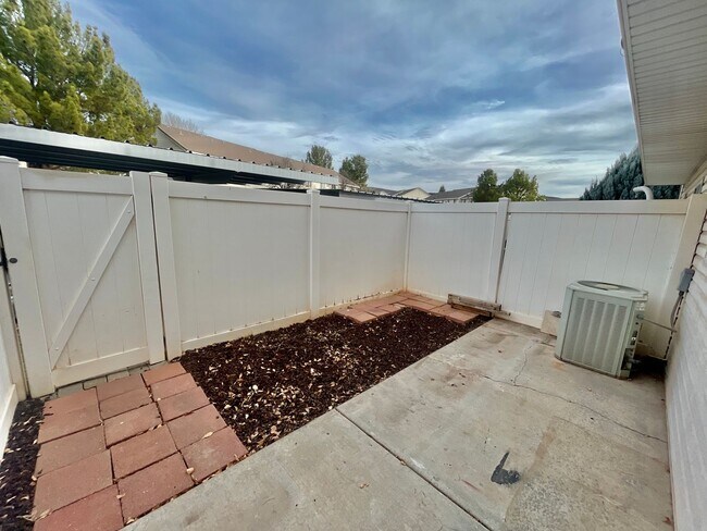 Building Photo - Affordable Two-Bedroom Townhome in Lexington Hills