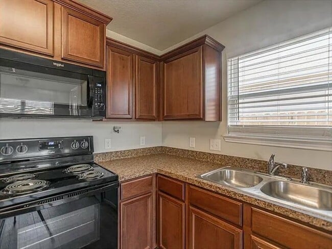 Building Photo - 976 Lake View Cir W