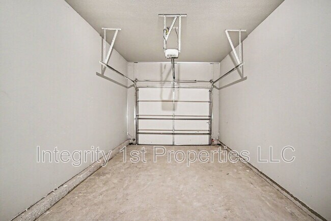 Building Photo - 10510 Clubhouse Dr