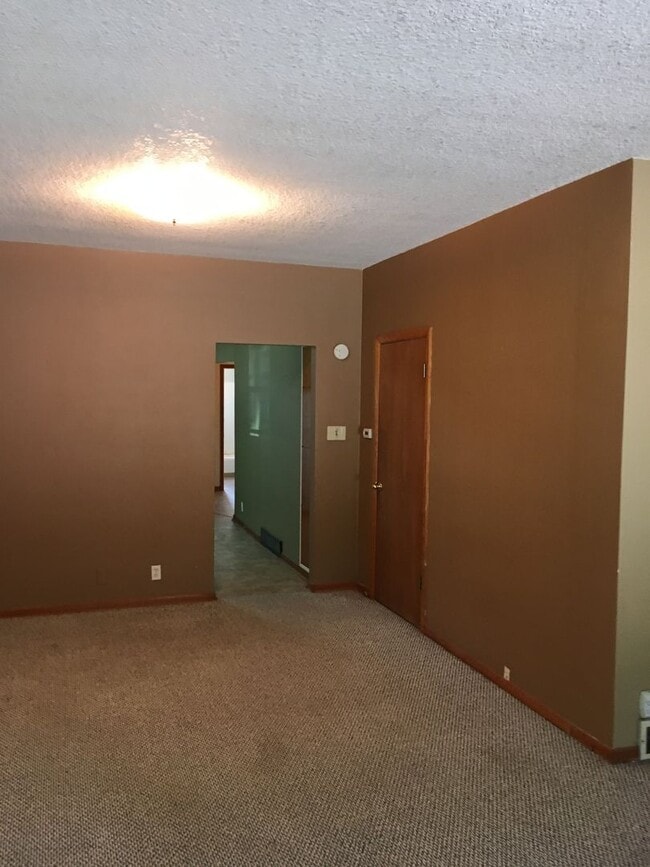 Building Photo - For Rent