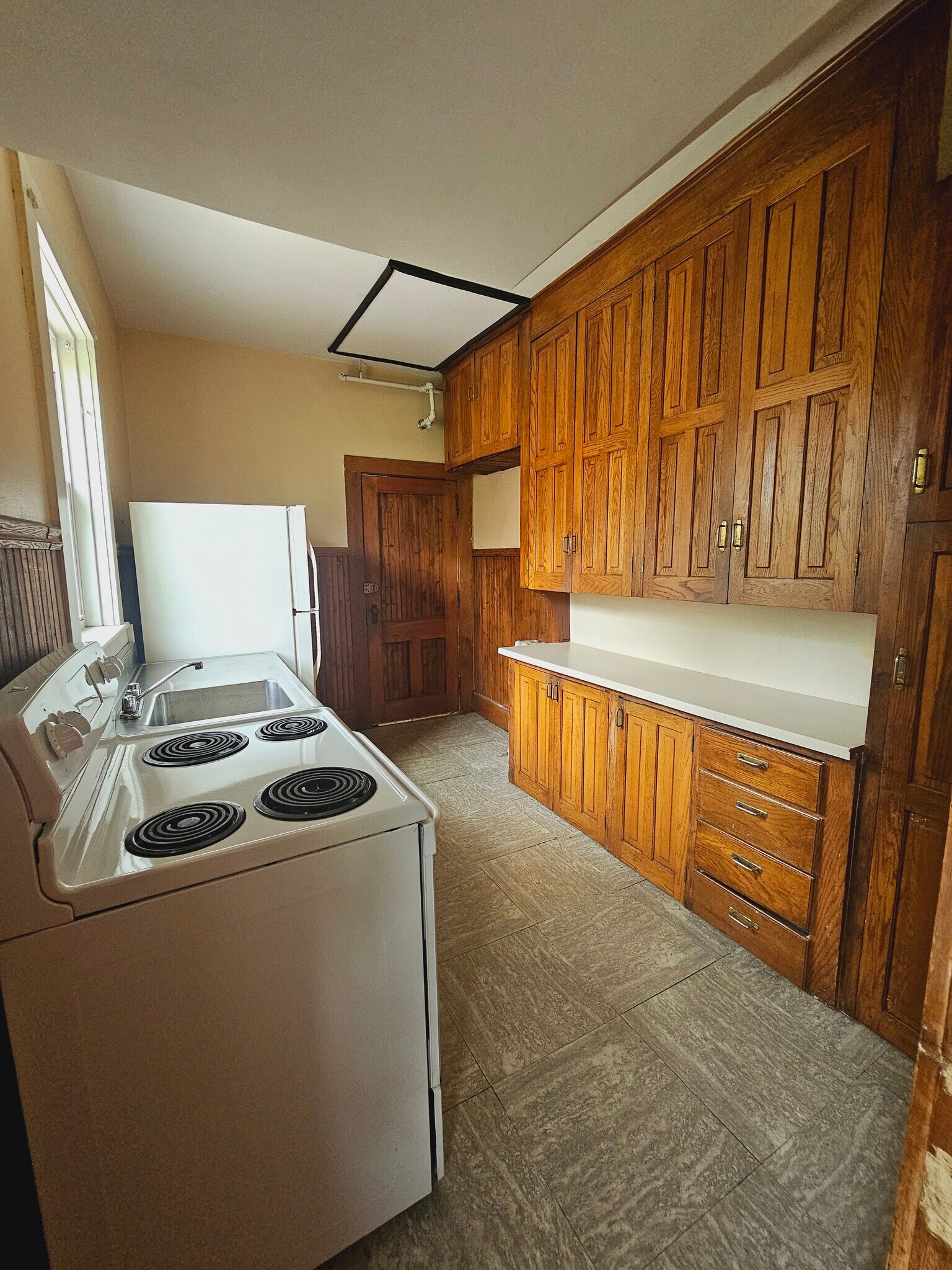 Building Photo - 333 W 6th St