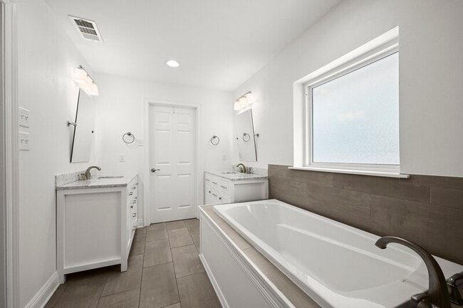Building Photo - 5475 S Ridge Dr