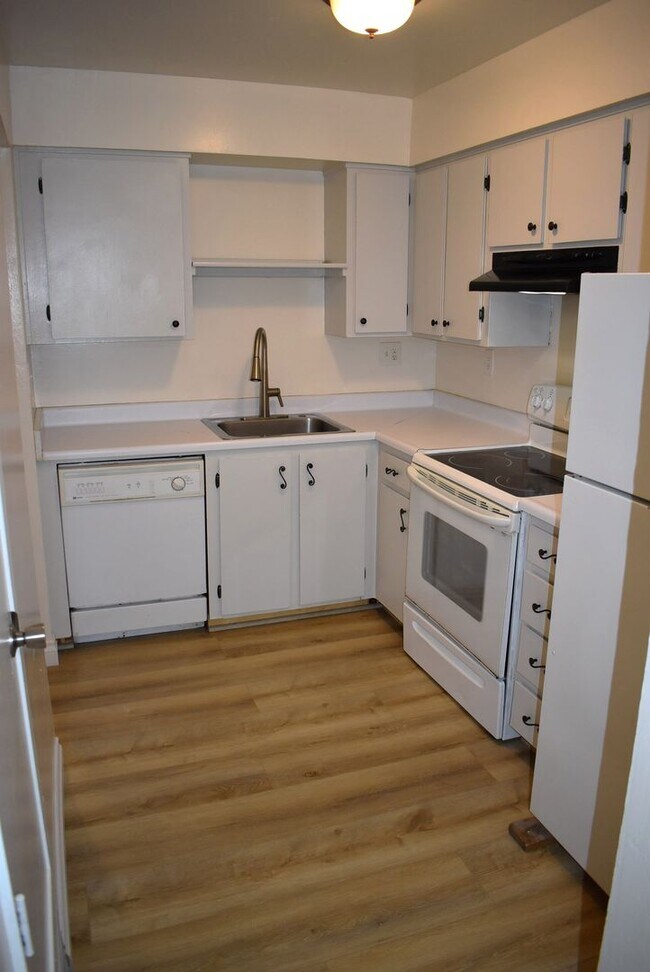 Building Photo - Nice condo unit with a community pool, cen...