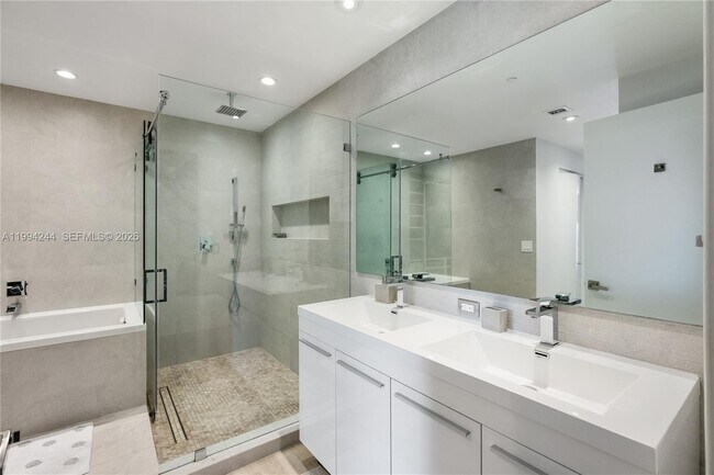 Building Photo - 901 Brickell Key Blvd