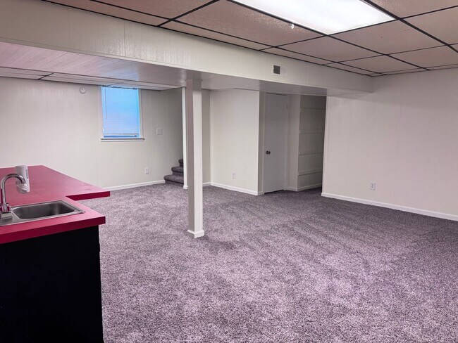 Building Photo - Must see!! 3BD/3BA Fully Finished Basement and Corner Lot!!