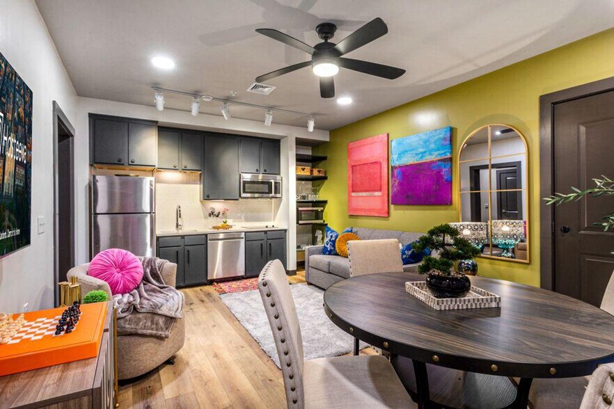 Building Photo - 611 Commerce St