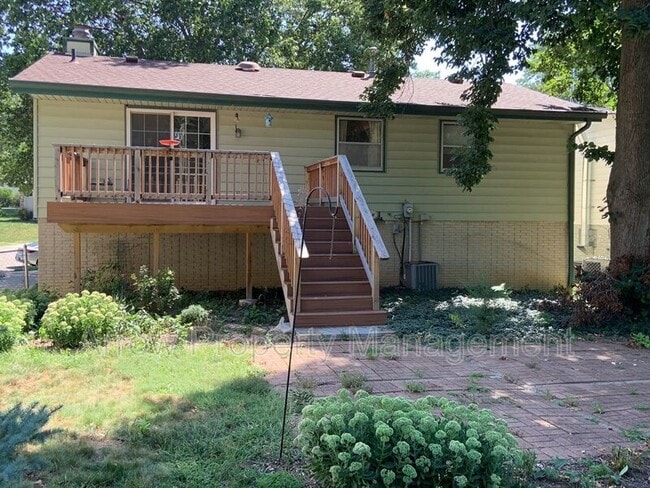 Building Photo - 1925 Manor Ct