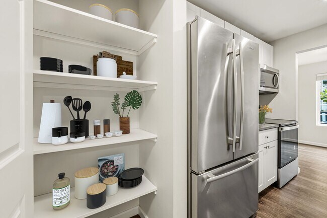 Building Photo - For Lease $2950/Month: Beautifully updated 2/Bdrm Townhome with large Bonus Room