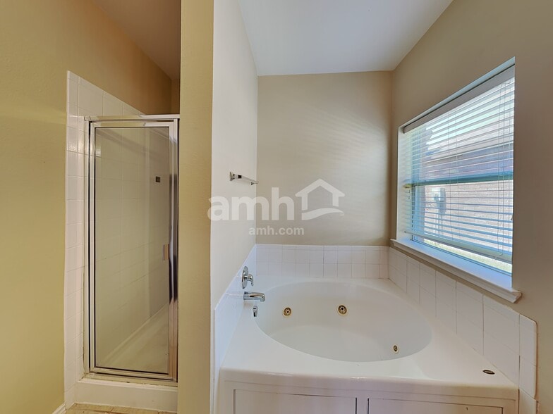 Building Photo - 1003 Utopia Ln