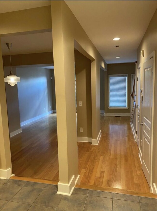 Building Photo - 2 BEDROOM 2.5 BATH TOWNHOME WITH DOWNTOWN ...
