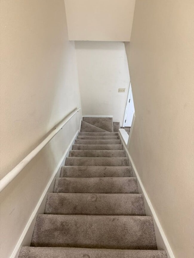 Building Photo - House For Lease