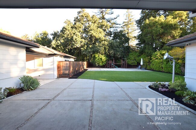 Building Photo - 3-Bedroom Retreat with Expansive Backyard ...