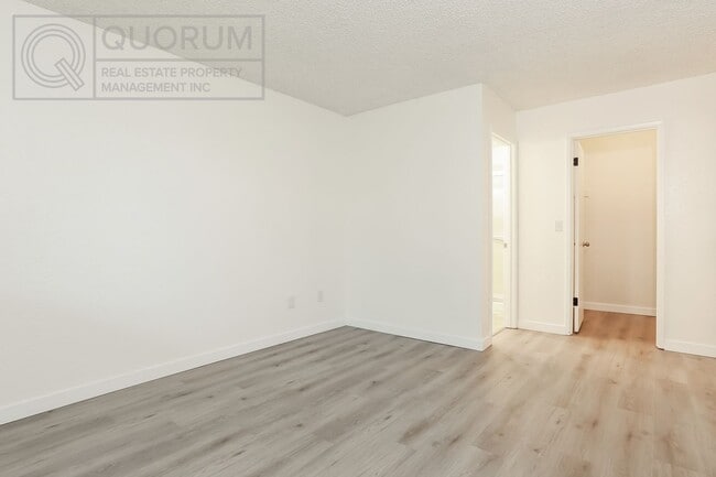Building Photo - 3 Bed 2 Bathroom Edmonds Condo!