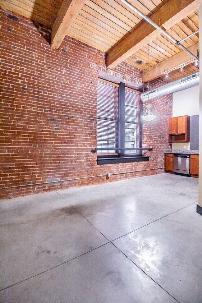 Building Photo - Gorgeous Loft