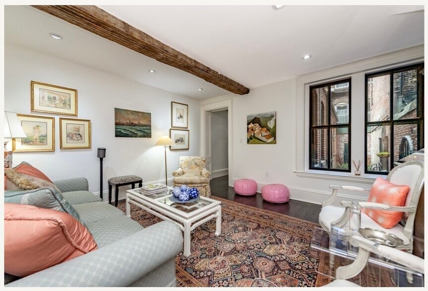 Building Photo - 22 Joy St