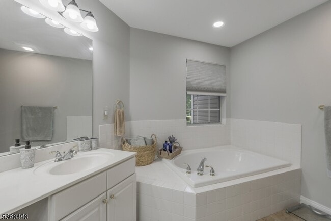 Building Photo - 11 Oak Knoll Ln