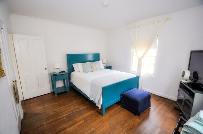 Building Photo - Beautiful 4 bedroom, 3 bath house. Available end of March. Long Term Unfurnished Rental!