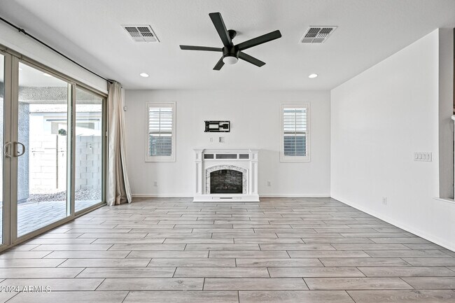 Building Photo - 13360 W Briles Rd