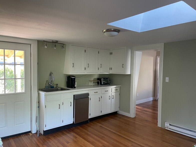 Sunny kitchen with skylight and dishwasher - 48 Bank St