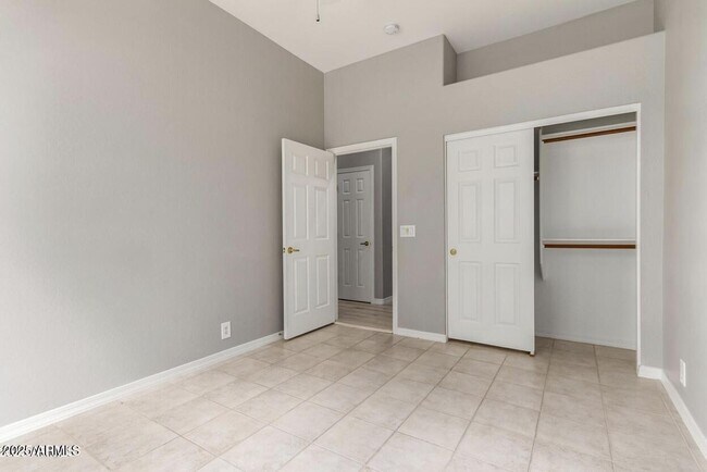 Building Photo - 1515 N Los Alamos Cir