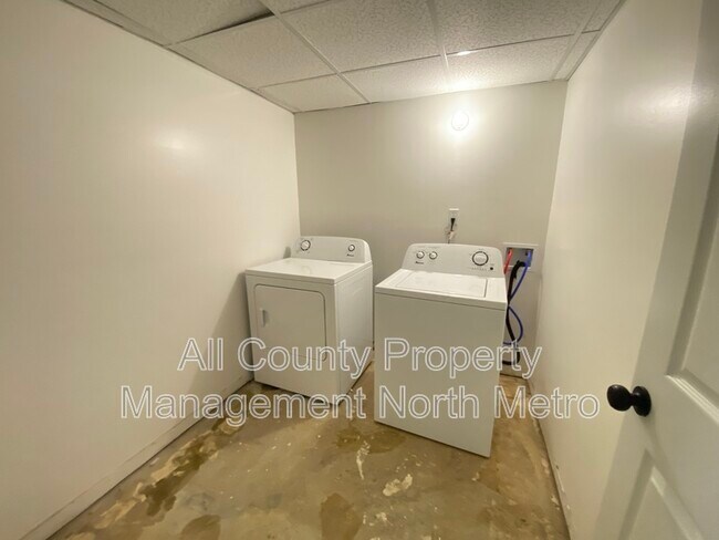 Building Photo - 410 Riverlake Ct