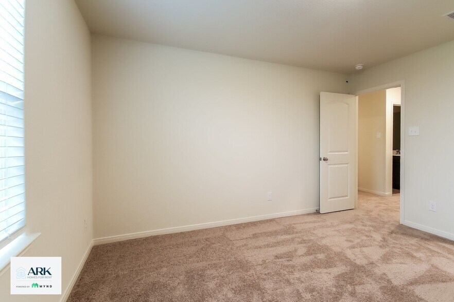 Building Photo - 560 Solomon Ln