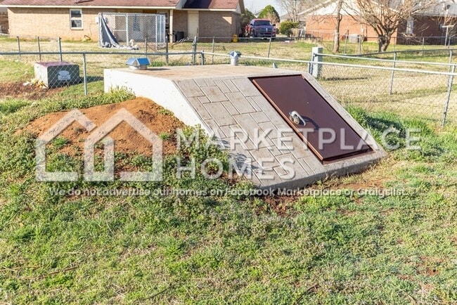 Building Photo - 404 E Texas Dr