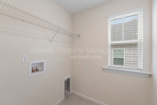 Building Photo - 585 Hampton Dr