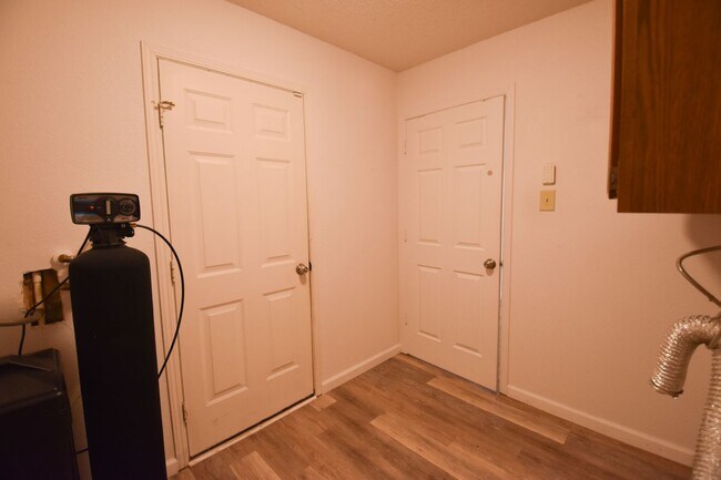 Building Photo - 551 Runnymede Ct