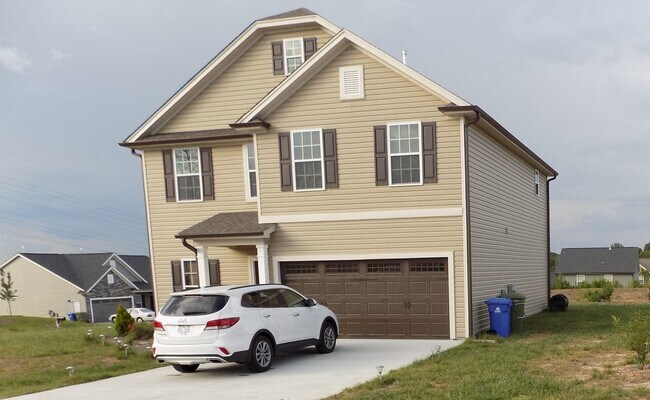 Building Photo - Beautiful 3-Bedroom Home with Fireplace an...