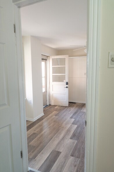 Building Photo - 1005 Railroad St